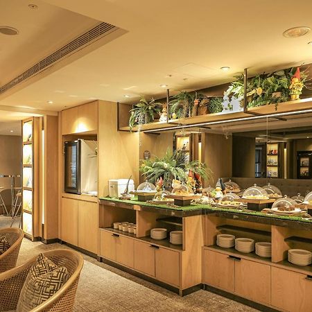 Regent Taipei Hotel Bagian luar foto The buffet at the lounge