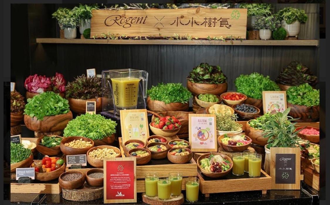 Regent Taipei Hotel Bagian luar foto A salad bar in a restaurant