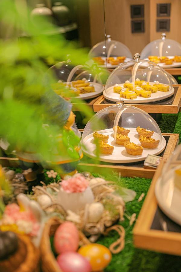 Regent Taipei Hotel Bagian luar foto A display of food at a buffet