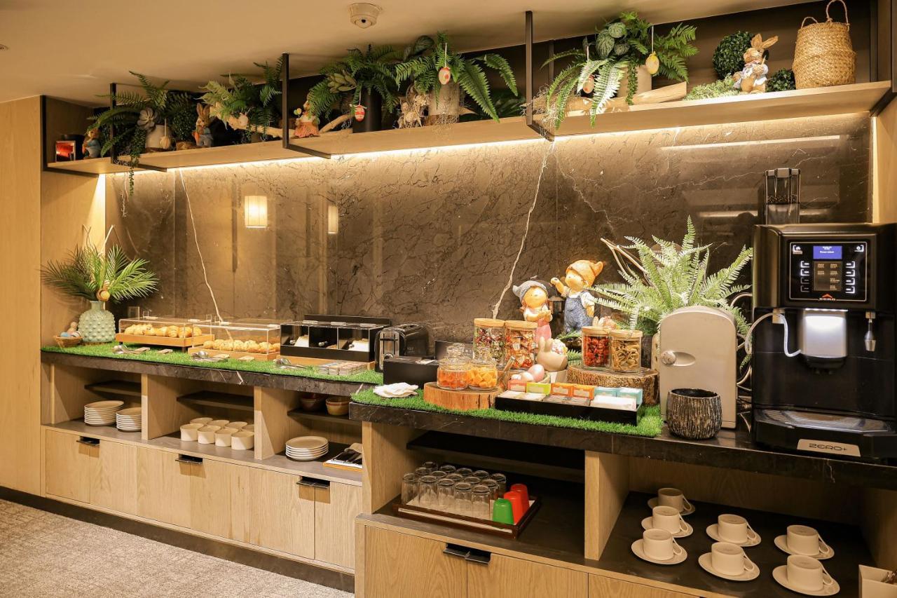 Regent Taipei Hotel Bagian luar foto The buffet at the lounge