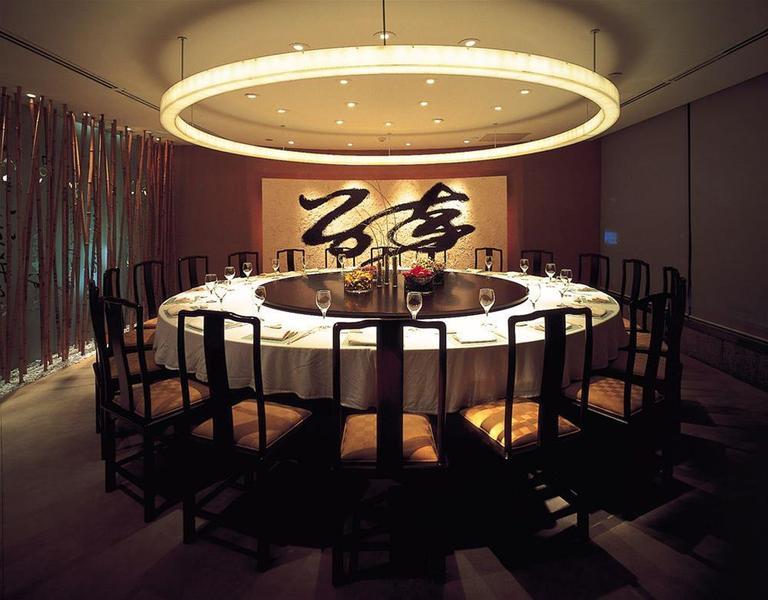 Regent Taipei Hotel Bagian luar foto A private dining room at the restaurant