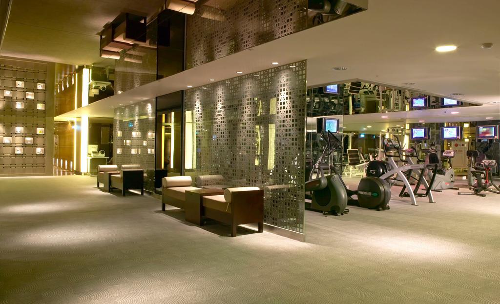 Regent Taipei Hotel Bagian luar foto The gym at the Mandarin Oriental, Hong Kong