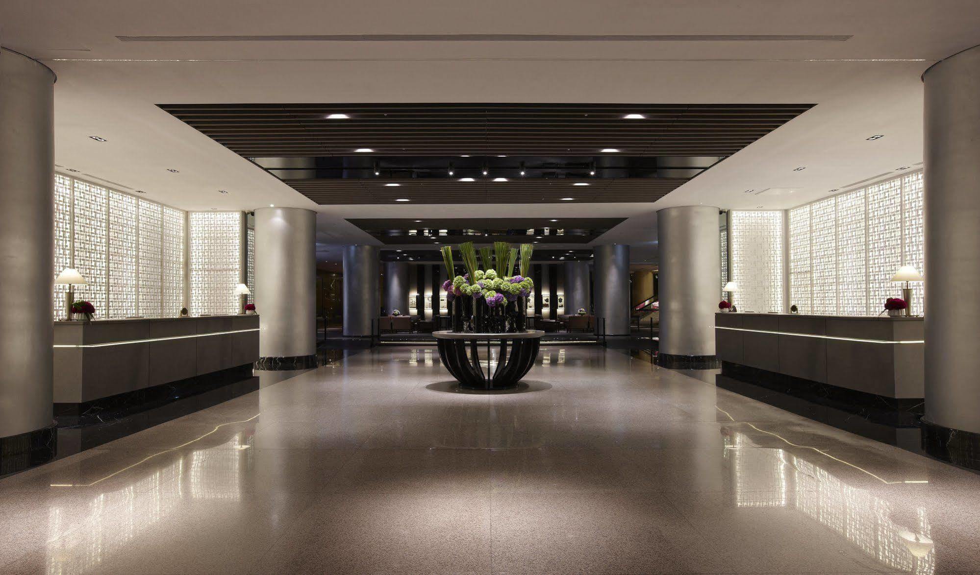 Regent Taipei Hotel Bagian luar foto The lobby of the hotel