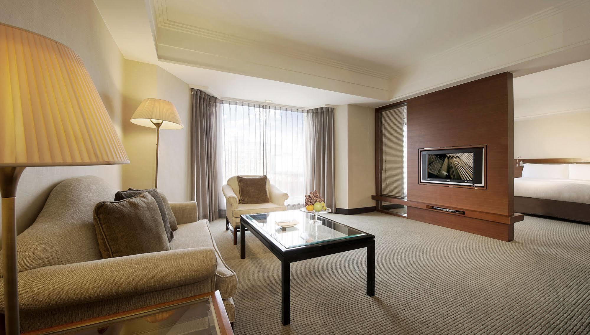 Regent Taipei Hotel Bagian luar foto A living room in a hotel suite
