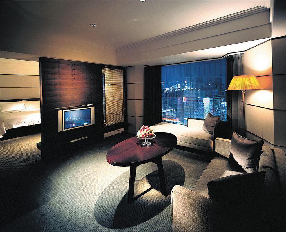 Regent Taipei Hotel Bagian luar foto A suite at the Mandarin Oriental, Seoul