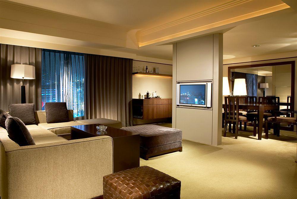 Regent Taipei Hotel Bagian luar foto A suite at the Mandarin Oriental, Tokyo